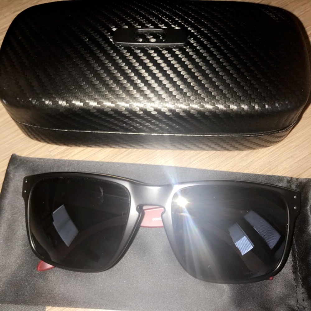 Men’s like new Oakley red and black sunglasses
